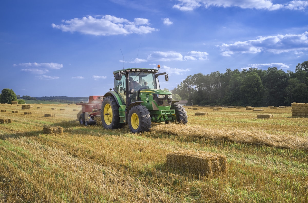 Traktor bálázóval a tarlón