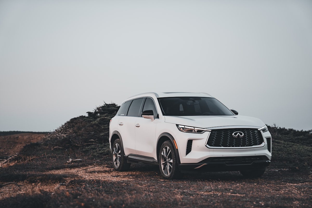 Fehér SUV terepúton